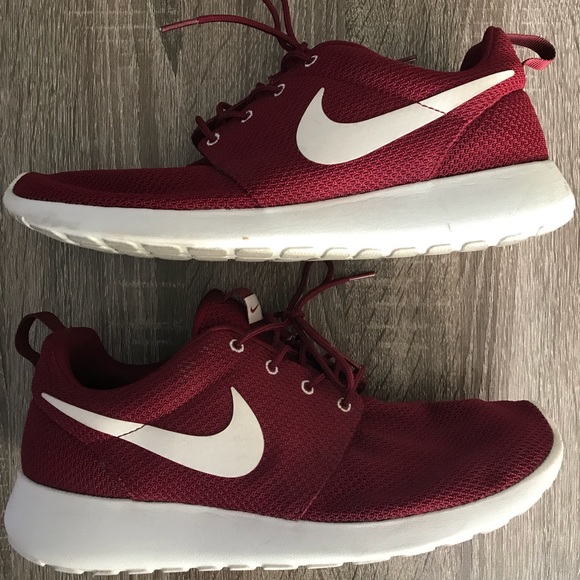 nike roshe run maroon